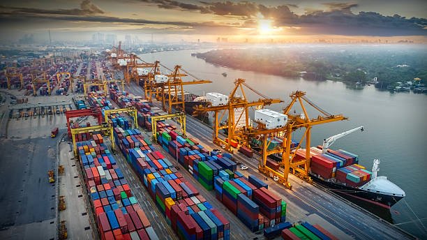 Container terminal with freight routes under management